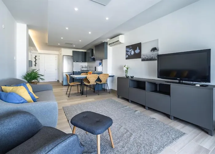 Deluxe Seaview Apartment