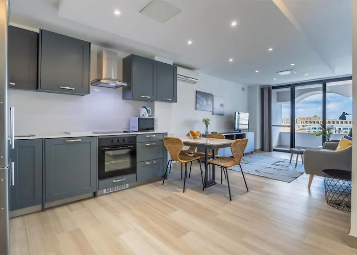 Deluxe Seaview Apartment
