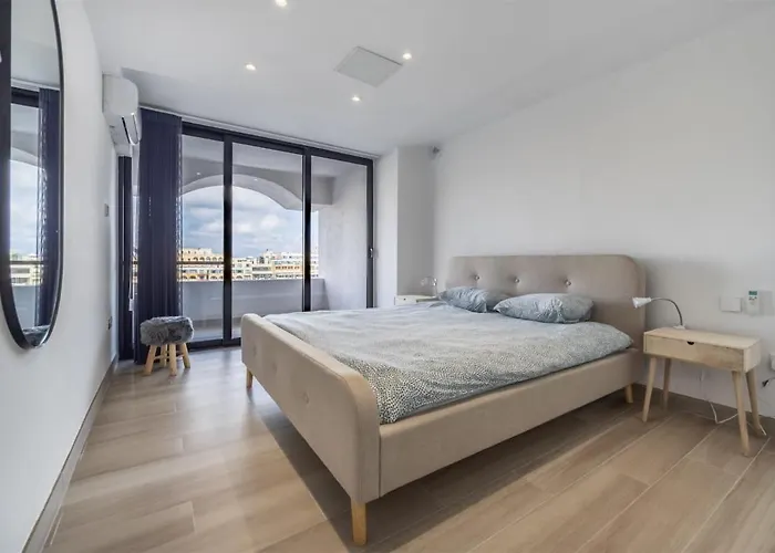 Deluxe Seaview Apartment